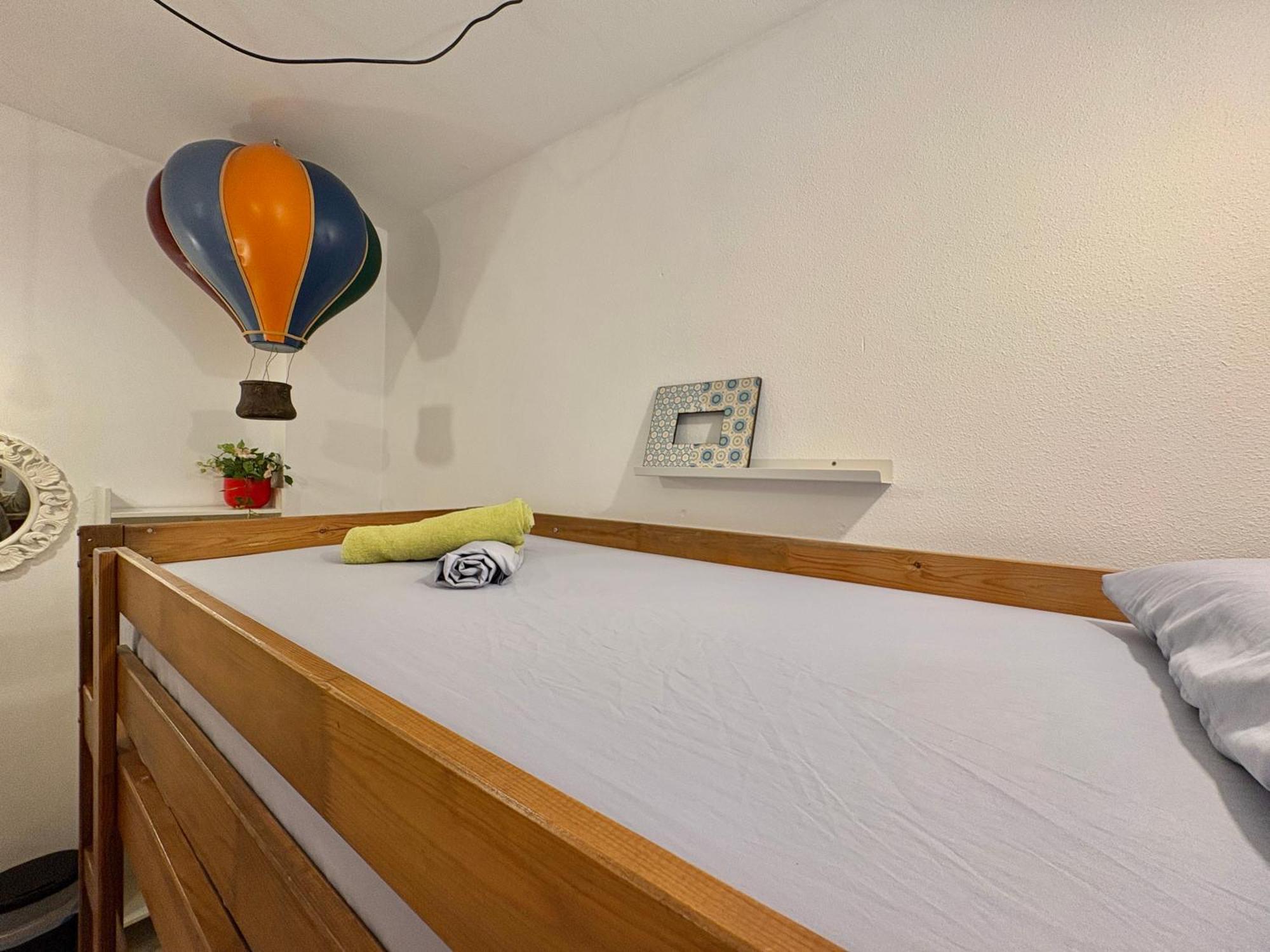 Chambre Lits Jumeaux avec Lits Superposés et Salle de Bains Commune